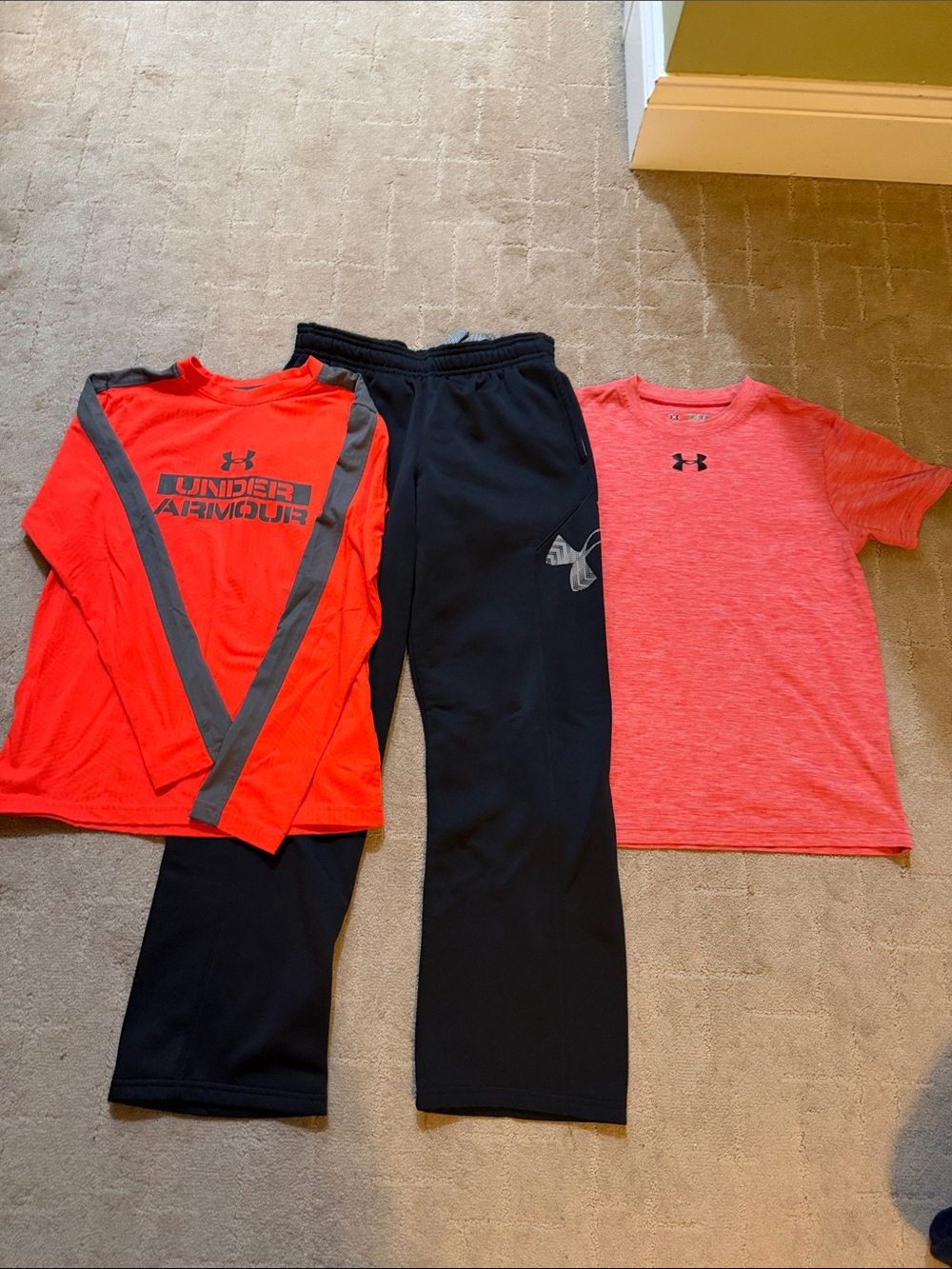 Under Amour performance sweat pant & 2 Under Armour shirts size medium